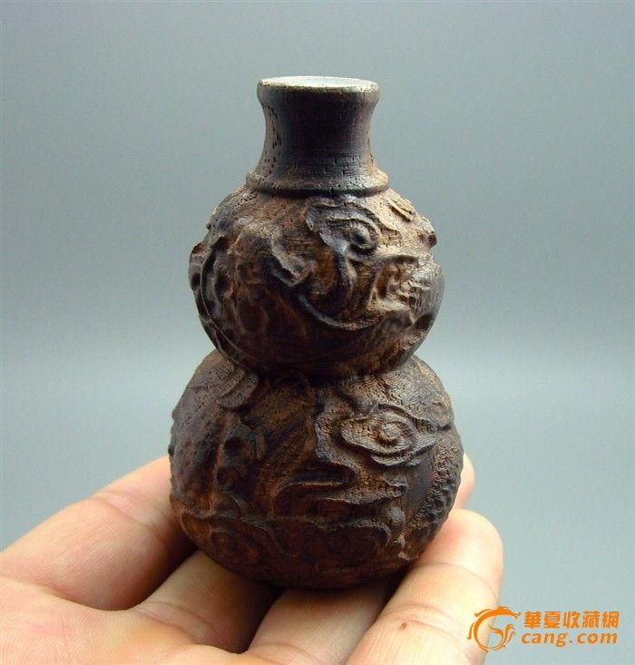 【拍卖说明】 一.我们秉着诚信的态度,如实描述藏品,请朋友们在出价前,准确看清拍品描述尺寸大小和图片品相,因古玩不同其他一般商品,对于拿不准朋友的可以请行家掌眼或上传本网鉴定,请您一定考虑清楚后再慎重出价,拍而不买的鸽友请绕行! 二.一对一实物拍照,绝无ps.因光线及显示屏等不同会有轻微视觉色差,请参考手标或烟标! 三.快递首选顺丰,不到或者有要求的朋友请提前联系!
