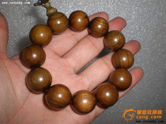 【物品描述】 名称】万年水沉阴金丝楠木手串 【规格】万年水沉阴金丝楠木手串2厘米 【介绍】全品同料,花纹漂亮清晰,材质细腻,绝无上油上蜡,荧光很足,打磨精细, 正圆小孔。楠木就不过多介绍了,全品同料,其花纹漂亮清晰,材质细腻,降香味浓郁悠远,打磨精细,正圆小孔。 注:不到保留价也可能成交,中标不买必投诉。