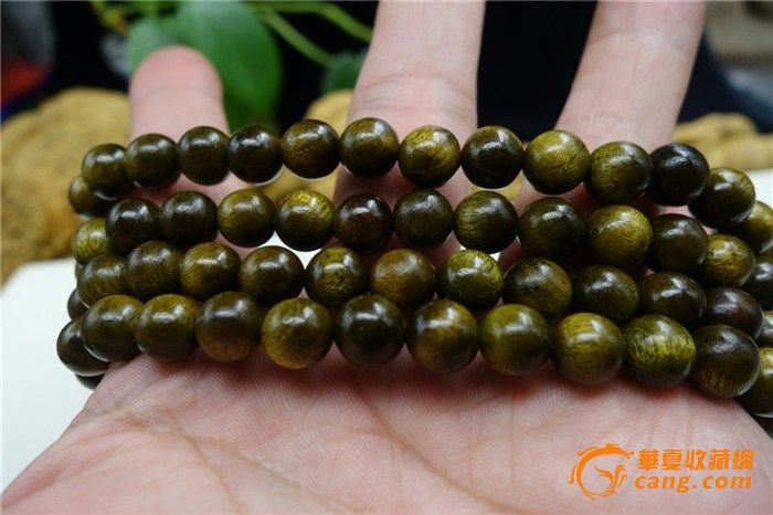 金丝楠108尺寸8mm 金丝楠木侧光观看的时候,能够看到缕缕金丝。 由于金丝楠木材质的光泽很好,所以把玩的时间越长,手串就会变得越亮。 金丝楠木的木质坚硬,不易变形,而且千年之内不腐不蛀。 这串金丝楠的水波纹特别好看,不同角度看的光泽也都不一样。