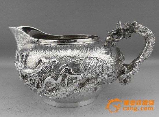 日本明治时期锤揲高浮雕双龙戏珠满工龙纹茶具5件套,有大盘配套是非常难得的。底部渡边造纯银。渡边为明治时期非常知名的金工师,是日本皇室御用工匠。工艺非常精湛,浮雕的高度和精细度都叫人赞不绝口,难得一见的日本金工精品。 总重量:3456克 可短信议价 微信:412045444