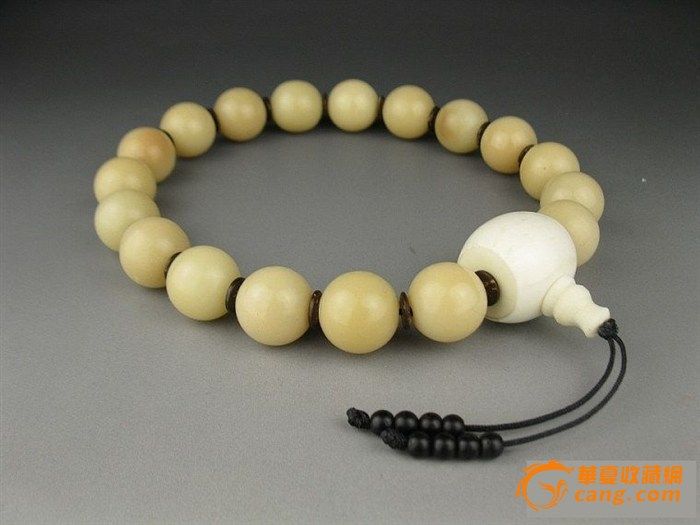 大约18mm,天然驼骨佛头。天然椰壳弟子珠。品相如图.菩提根不是树根,而是一种叫做贝叶棕的种子,那种植物几十年开花结果一次就挂了,它的叶子就是制作贝叶经的材料,菩提根就是贝叶棕的树籽,表面看就是一个种子,不起眼而且粗糙,剖开就是象巧克力色花纹的皮,最里面的是白色,经过长时期的盘玩会变成黄褐色。菩提根是一种珍贵的植物,质地坚硬,独具特色和韵味。原籽菩提根最外层是有表皮的,像薄树皮,米色,上有微微隆起的花纹。去掉这层皮是花褐色的内皮,即花菩提根也叫花冠菩提根。珠子呈圆形,做工精细,每颗都非常圆润并富有光泽。其