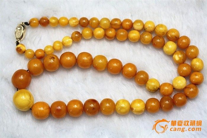 45.9g天然老蜜蜡圆珠项链,材质为天然老蜜蜡,周长63CM,重45.9g,珠径0.8-1.6CM,包浆漂亮,大几十年,口味鎏金镶米钻,因老的均为手工磨有些不是很圆,椭圆形多,圆形比较少,适合收藏佩戴。 本场专拍提示:欢迎朋友们对本场拍卖的支持和竞拍,希望朋友们诚意出价,珍惜他人劳动成果,珍惜彼此的时间,本场拍卖严格遵循华夏相关拍卖规则。请参拍之前斟酌清楚,拒绝拍而不买,拍后议价等不当行为。一旦发生坚决投诉。如有任何疑问请在出价前与本人取得联系,手机:13501122988.