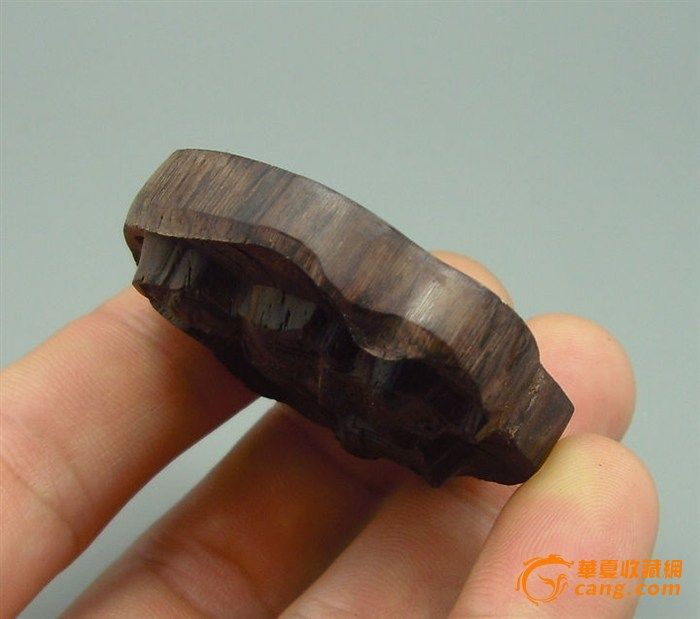 【拍卖说明】 一.我们秉着诚信的态度,如实描述藏品,请朋友们在出价前,准确看清拍品描述尺寸大小和图片品相,因古玩不同其他一般商品,对于拿不准朋友的可以请行家掌眼或上传本网鉴定,请您一定考虑清楚后再慎重出价,拍而不买的鸽友请绕行! 二.一对一实物拍照,绝无ps.因光线及显示屏等不同会有轻微视觉色差,请参考手标或烟标! 三.快递首选顺丰,不到或者有要求的朋友请提前联系!