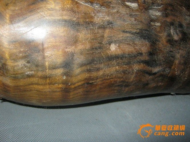 长38宽20厚11厘米重3284克,颜色好,密度好,花纹漂亮,香味浓,天然一个水域的形状,值得收藏! 几千年甚至上万年陈化,硬度大,木质好,油性佳,自古灵物,镇宅招财,文房味道极浓,高品质阴沉木存量不多,下个贵重木头大热点,提前拥有,升值超猛,机会不多,该出手时就出手! 阴沉木资料:古沉木(阴沉木)又称乌龙木、乌木、沉木、炭化木、东方神木等,系古时沉于水土之中的木材。远古时期,原始森林中的大片名贵木材,受地震、山洪、泥石流等重大自然灾害侵袭,成为被深埋于江河、湖泊、海底的枯木残根。随着时间的流逝,这些枯木