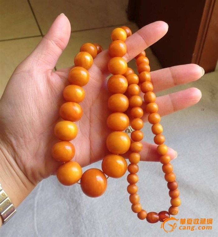 61.9克重天然老蜜蜡圆珠项链,长60厘米,珠子直径7-21.3毫米,蜡质年份品相都非常不错的精品老蜜蜡项链.(1316) 快递首选顺丰,顺丰不到的地区请站内短信通知用其他快递,运费一律到付,支持快递送达之日七天内无条件退货,退货的朋友,请自觉承担来回运费, 为了公平竞拍,凡一口价提前结拍的不接收退货,请理解! 出价前请仔细浏览藏品图片和文字描述,由于各显示器不同等方面原因,图片颜色与实物可能会稍有色差,网购有局限性,敬请各位藏友谅解。超低一口价远低于市场价,喜欢不用等结拍。上传不易,请拍下不付款的鸽友高