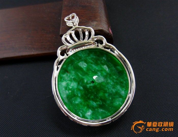翡翠尺寸:直径:28.5mm 南非真钻:50粒 镶后尺寸:40*31*5mm 重:8.98克 高端满绿翡翠大平安扣,质地细腻,色泽漂亮,18k白金豪华镶南非真钻,高端大气,时尚奢华!! 色差: 图片跟实物基本一致,但由于相机镜头与电脑显示器的差异,可能存在色差,请多作对比! 尺寸: 尺寸为游标卡尺手工测量,分别取最大值,可能有轻微误差,务必看好尺寸是否合适!建议将标的尺寸,用笔画在纸上看看,看是否合适! 快递: 默认顺丰快递,顺丰不到的请提前站内信联系,也可要求邮费到付 提示: 拍卖过程有任何疑问请先联系