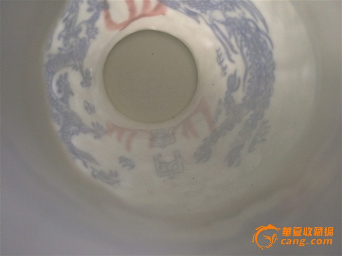 白透瓷龙纹 内青花内府龙纹花瓶