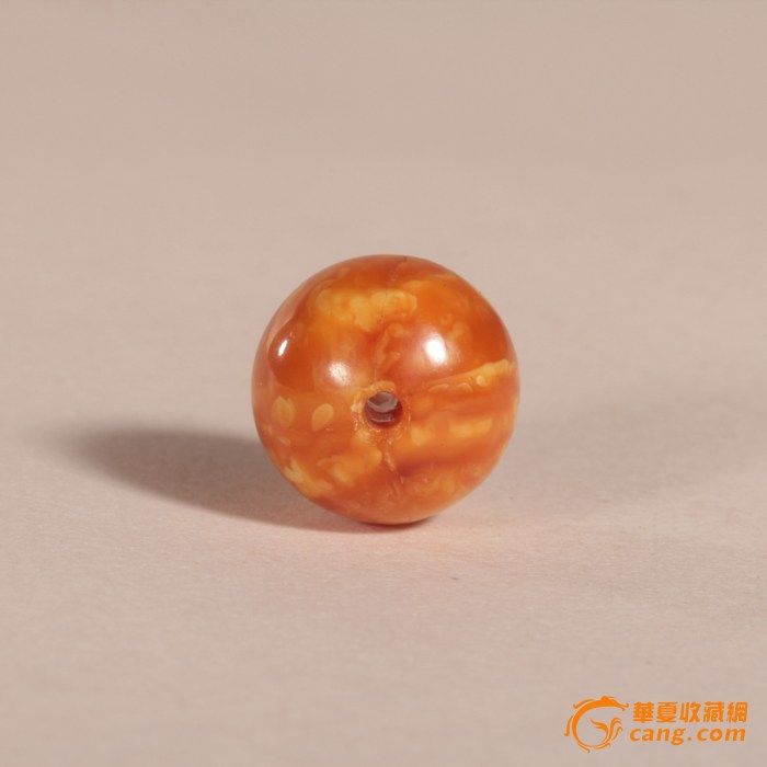 天然老蜜蜡花蜡圆珠 总重:0.75克,珠子尺寸:11*10.5毫米, 品相:对半裂开, 粘的! 温馨提示: 一,如有疑问,事先询问清楚再出价,退货的手续比较麻烦,所以请买家务必仔细看好产品描述再出价。 二,未避免重复收取邮费,所有拍品采取顺丰倒付邮费。 三,联系方式:QQ:1290239410 微信号:13780123310 电话:15058963111 电话:057765163876 , 实体店地址:浙江温州妙果 寺古玩市场c054。