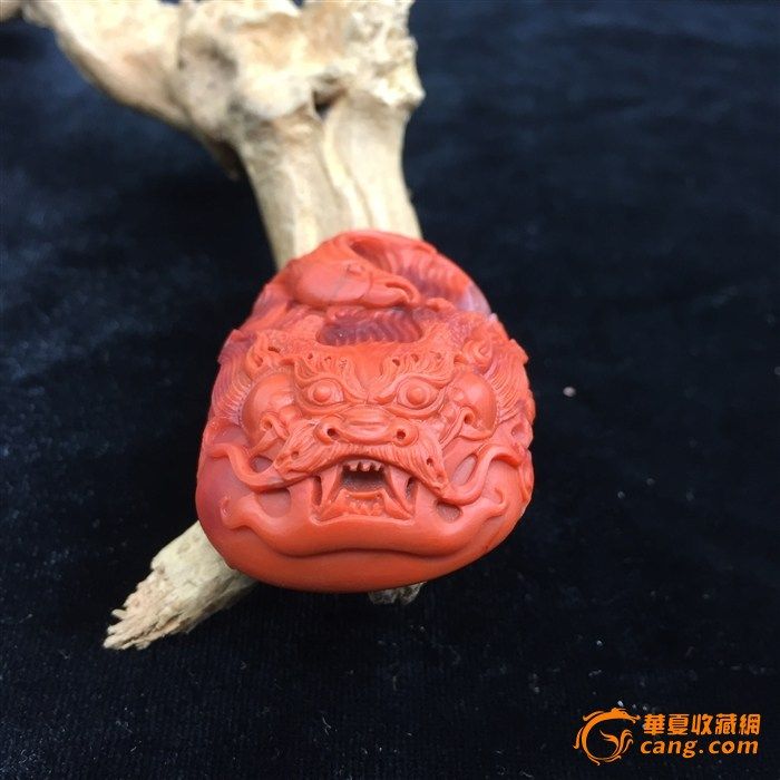 29.66克 41*31*17mm 川料九口南红玛瑙,质地细腻,无棉杂裂等,精工雕刻龙凤,寓意吉祥,具有收藏价值的一件作品。 【说明】为了真实反映拍品,除了裁剪,没有做其他处理。 【快递】首选顺丰,其他方式请事先和卖家说明。 【拍品咨询】手机:13018955359 13857139389 QQ:52730146 微信:niys0213 13018955359