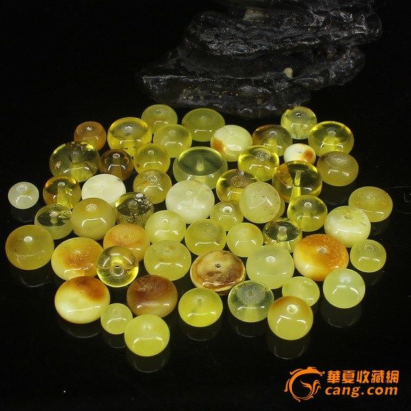 【365nm紫外灯与375.385.395....以上的区别】365nm是肉眼不易看见的蓝光,照到琥珀上有强荧光,周边不会出现蓝光,375nm以上是可见蓝光,照到琥珀上及周边都有蓝光,从图片上很难看的出真假荧光。 纯天然波罗地海琥珀.蜜蜡,出价前请细看图片,内外难免有小瑕疵,介意者请勿出价 【质量保证】保证纯天然波罗地海琥珀.