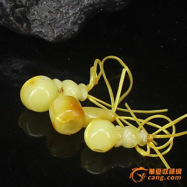 【365nm紫外灯与375.385.395....以上的区别】365nm是肉眼不易看见的蓝光,照到琥珀上有强荧光,周边不会出现蓝光,375nm以上是可见蓝光,照到琥珀上及周边都有蓝光,从图片上很难看的出真假荧光。 纯天然波罗地海琥珀.蜜蜡,出价前请细看图片,内外难免有小瑕疵,介意者请勿出价 【质量保证】保证纯天然波罗地海琥珀.