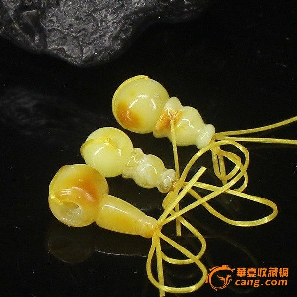 【365nm紫外灯与375.385.395....以上的区别】365nm是肉眼不易看见的蓝光,照到琥珀上有强荧光,周边不会出现蓝光,375nm以上是可见蓝光,照到琥珀上及周边都有蓝光,从图片上很难看的出真假荧光。 纯天然波罗地海琥珀.蜜蜡,出价前请细看图片,内外难免有小瑕疵,介意者请勿出价 【质量保证】保证纯天然波罗地海琥珀.