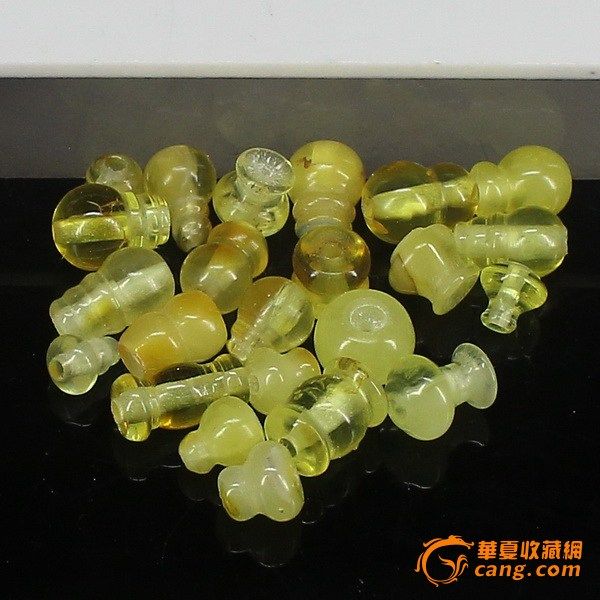 【365nm紫外灯与375.385.395....以上的区别】365nm是肉眼不易看见的蓝光,照到琥珀上有强荧光,周边不会出现蓝光,375nm以上是可见蓝光,照到琥珀上及周边都有蓝光,从图片上很难看的出真假荧光。 纯天然波罗地海琥珀.蜜蜡,出价前请细看图片,内外难免有小瑕疵,介意者请勿出价 【质量保证】保证纯天然波罗地海琥珀.