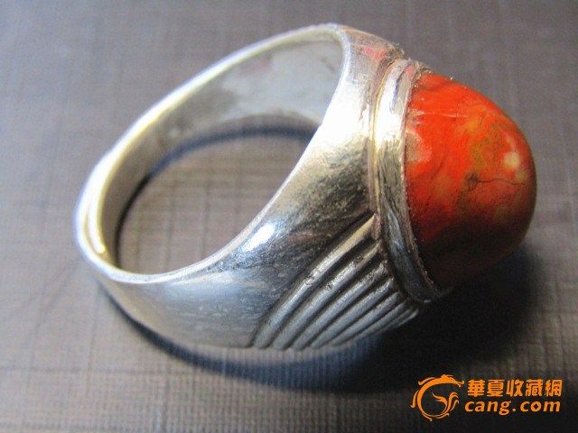 纯银手工打造北票战国红戒面 戒指 【友情提示】请理智出价珍惜卖家的劳动成果。本拍卖照片没有经过任何处理,所有商品一物一图如实描述。由于各个电脑显示器分辨率不同,难免有一点差异。所有东西都是超低一口价。【包裹签收时要当快递员面开包检查后并签收,发现藏品破损要当着快递员面拍照 第一时间和我们联系,如有签收后破损买家负责。】为公平竞价一口价不接受退货,一口价前请您考虑好咨询好。 拍而不买 拍后议价的请绕行。有什么疑问请站内信 手机 联系 我会第一时间回复 手机号 13784512905