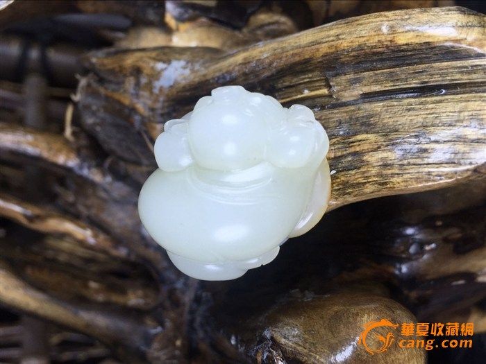 熊明星最新作品 和田籽料 发财猪 白度一级半 玉质细腻油润 工艺精湛 料子十分油糯 底部天然洒金皮 整体非常好 重16g 尺寸27*23*17 精品微信号:15021228888,13914014445 商品号另招代理:13328003147 拍卖号:133580052788