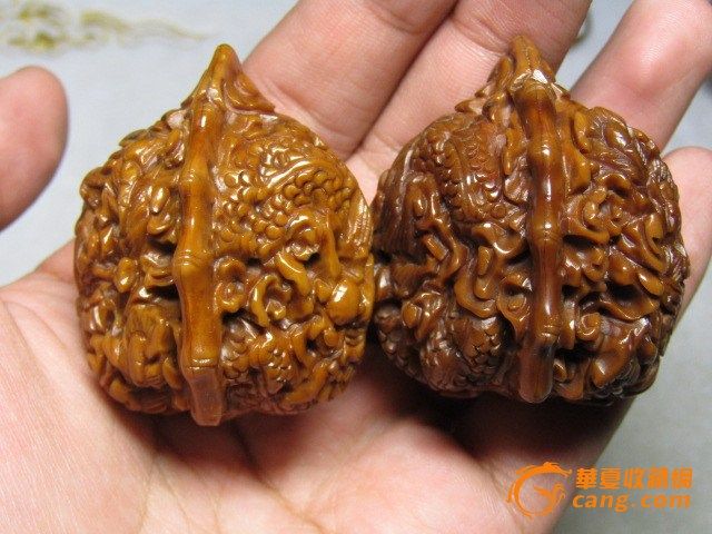 手工雕刻 龙凤呈祥 文玩 核桃对 包浆老厚 【友情提示】 1.本拍卖照片没有经过任何处理,所有商品一物一图如实描述。由于各个电脑显示器分辨率不同,难免有一点差异。 2.包裹签收时要当快递员面开包检查后并签收,发现藏品破损要当着快递员面拍照 第一时间和我们联系,如有签收后破损买家负责。 3.