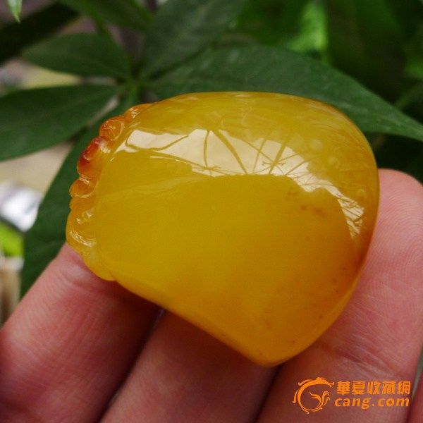 (保真超低价起拍,一口价也远远低于市场价,喜欢不用等结拍,即可一口价拿下,先拍先得哦) 【名称】鸡油黄纯天然巧雕留皮蜜蜡吊坠 波罗的海蜜蜡琥珀花开富贵吊坠 送证书F701 【尺寸】长30宽27厚18毫米 【重量】8.74克 只卖真货,不卖假货。匠心慢造,精湛华美。通体鸡油黄,纯天然无优化无烤色,带证书,孤品,非常少见的好品质,可收藏。 友情提示: 1、【说明】本专场所有拍品均是超低起拍价,欢迎拍前咨询清楚再下手,避免争议,新旧自看,出价表