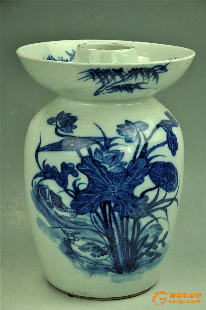 清代青花鸳鸯荷花纹饰大泡菜罐